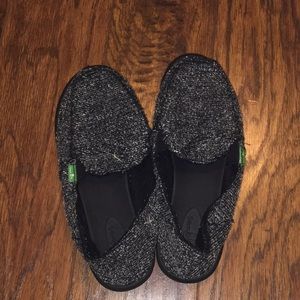 Sanuks black Lightly used girls. Size… Five